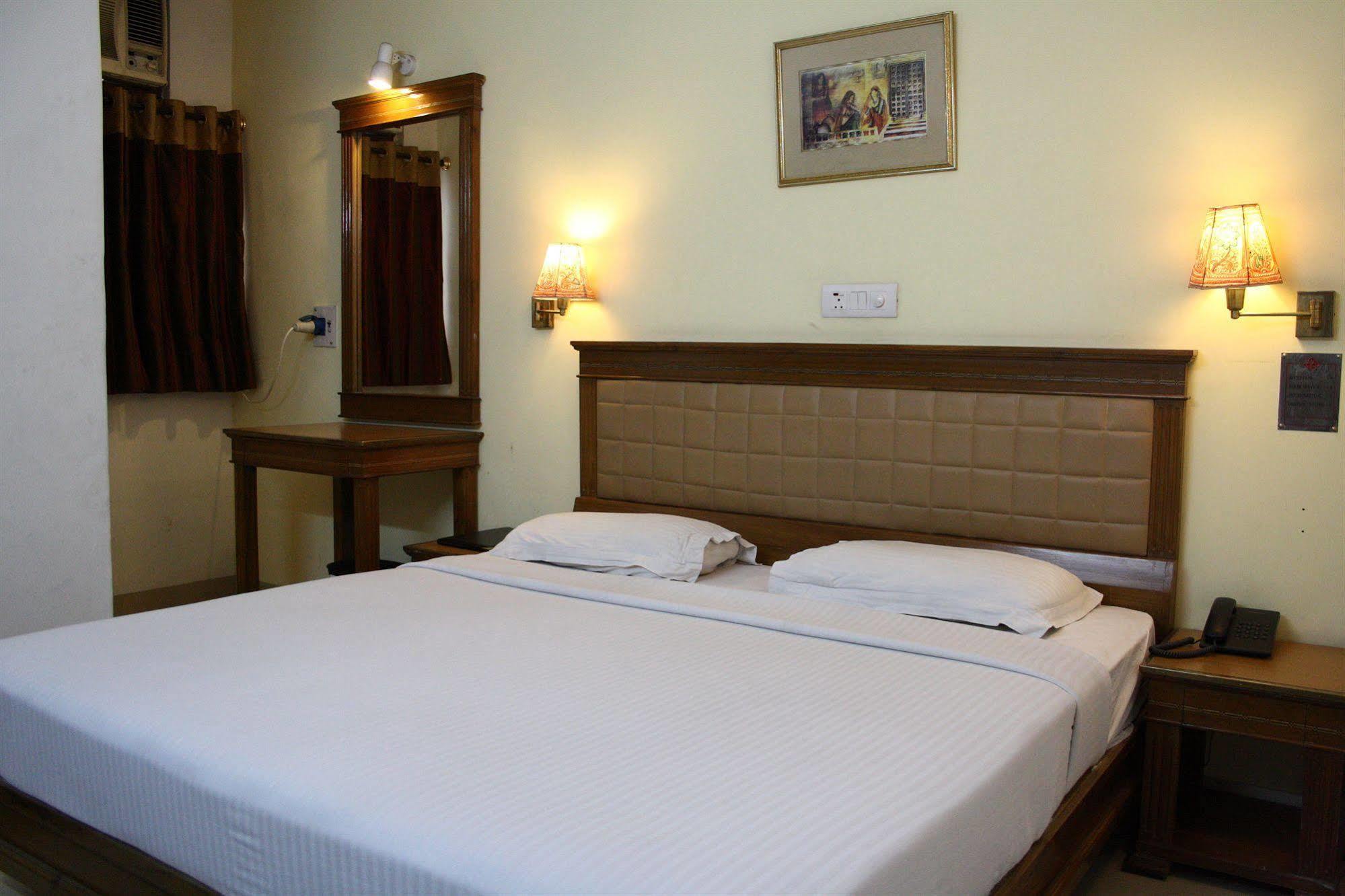 Hotel Pooja Palace New Delhi Eksteriør billede