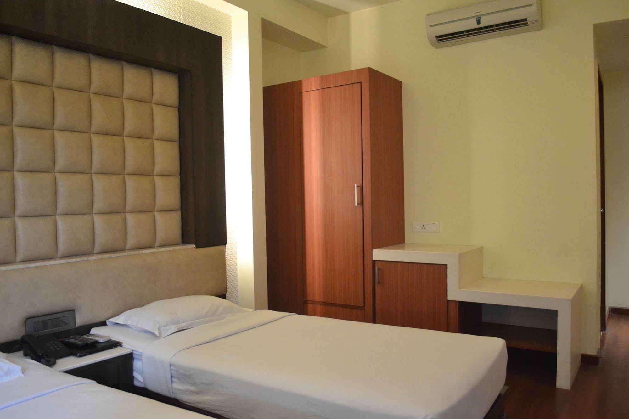 Hotel Pooja Palace New Delhi Eksteriør billede